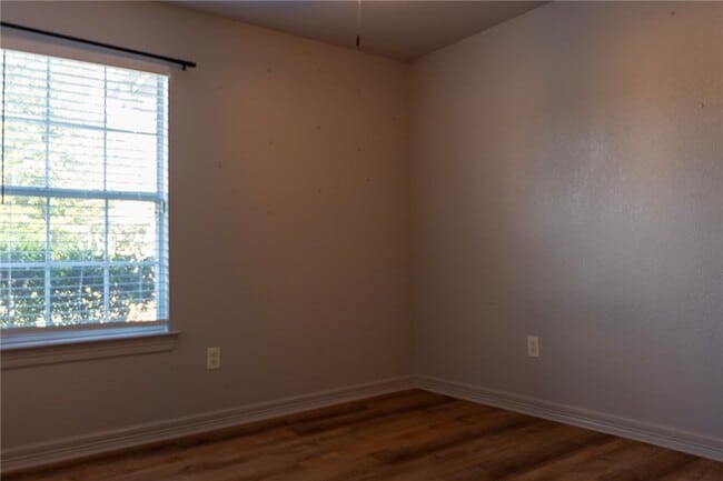Building Photo - 833 S Eastview Dr