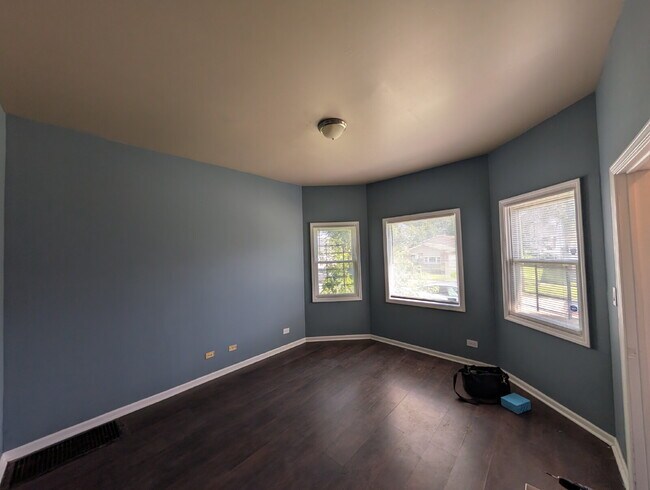 Building Photo - Spacious 1BR/1BA with Off-Street Parking – $1,000/Month