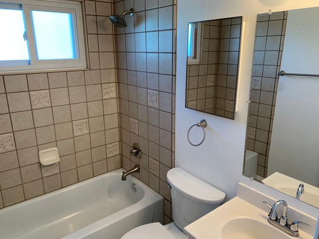 Building Photo - 3 BEDROOM, 2 BATHROOM, SINGLE FAMILY HOME ...