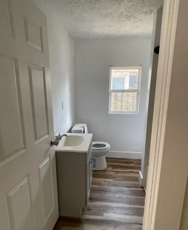 Building Photo - Spacious One Bedroom Duplex located near S...