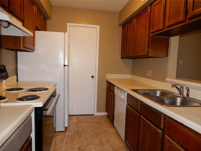 Building Photo - 17401 Red Oak Dr