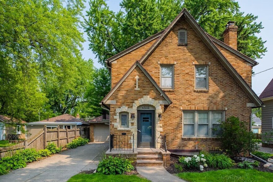Primary Photo - 1212 W Winnebago St