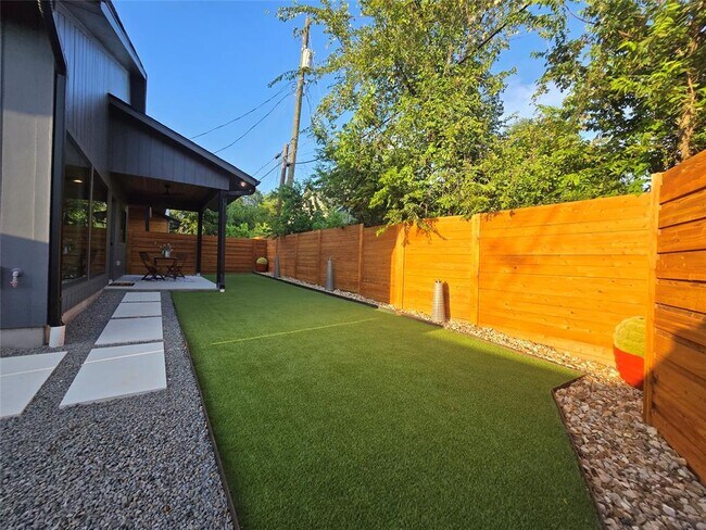 Building Photo - 1112 W N Loop Blvd