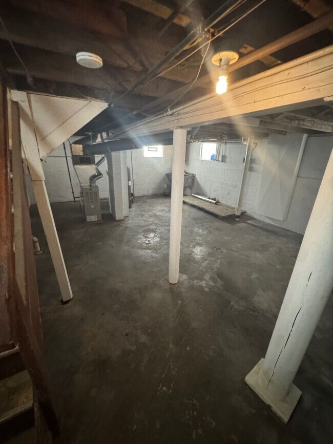 Building Photo - Well-Maintained 3-Bedroom Single-Family Home – $1,450 Rent | Cleveland