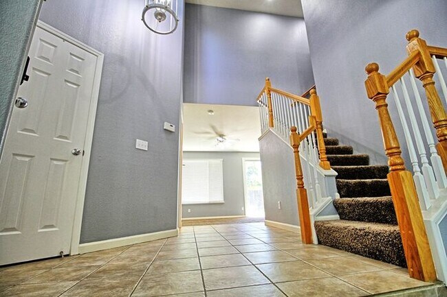 Building Photo - Lovely, Hidden Lake 4 bedroom, 2.5 bathroo...