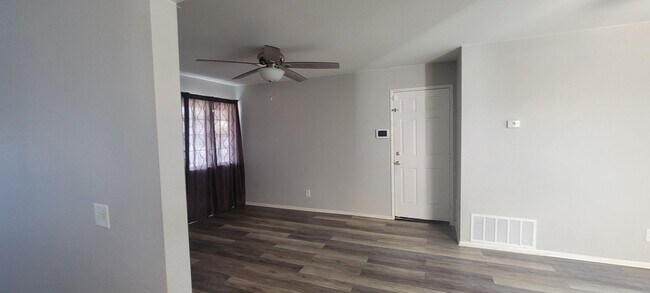 Building Photo - Lovely Temecula Home! Utilities paid!