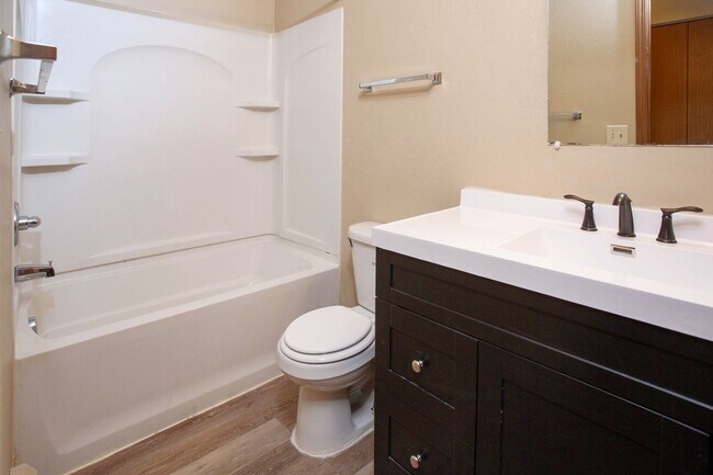 Building Photo - Two Bedroom Ground Floor