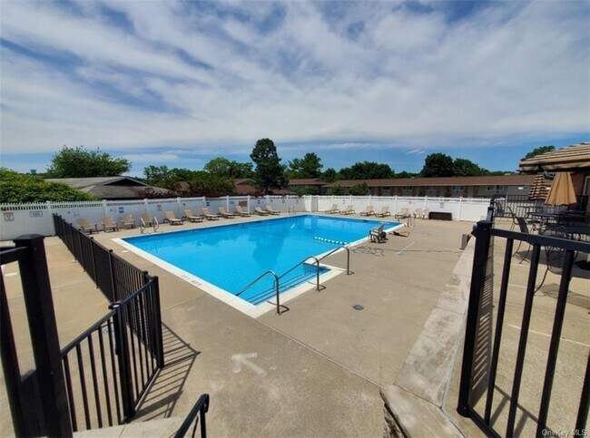 Building Photo - 204 Old Country Rd