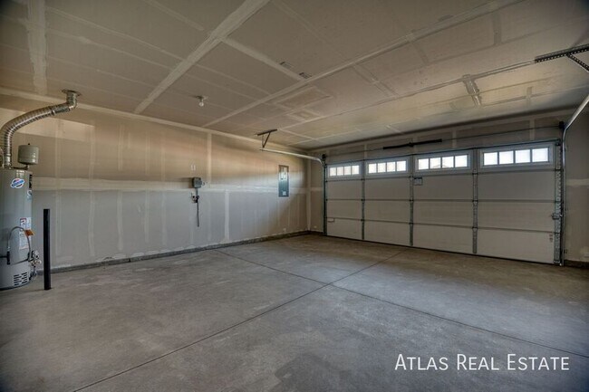 Building Photo - 2711 W Balboa Dr