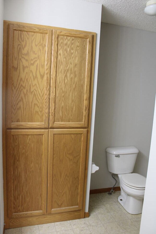 Building Photo - Three bed 2 bath townhome $1750/mo.