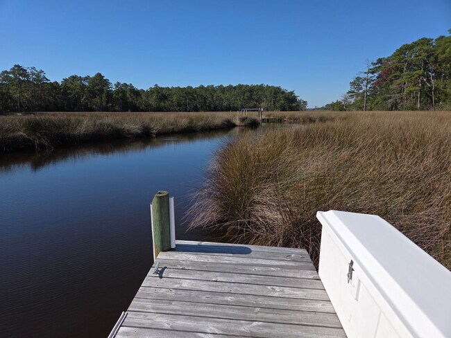 Building Photo - Beautiful 3 bedroom, 2 bath house with one car garage, located on Jonaquins Creek.