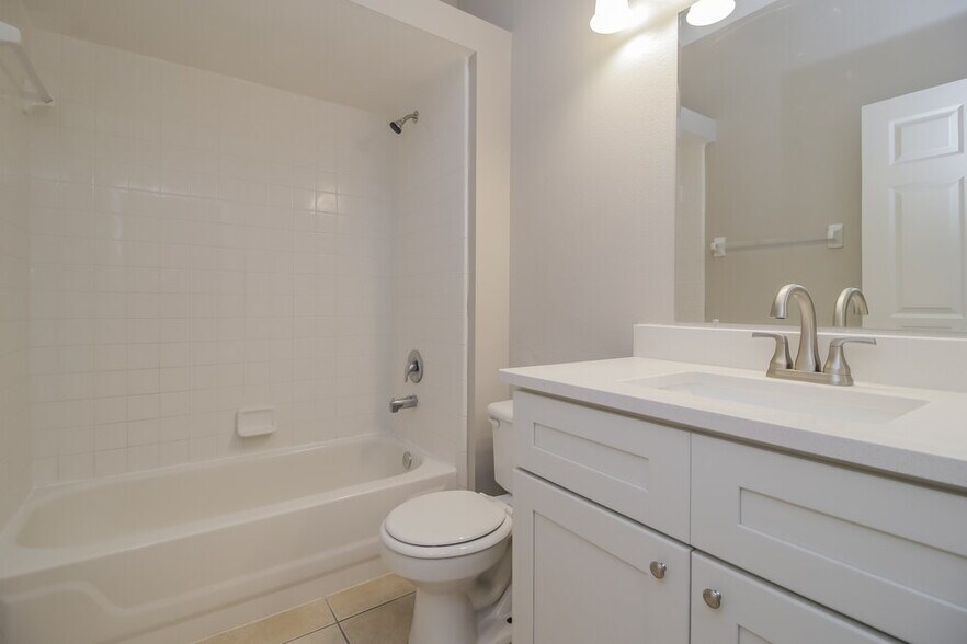 Building Photo - 738 Lake Biscayne Way