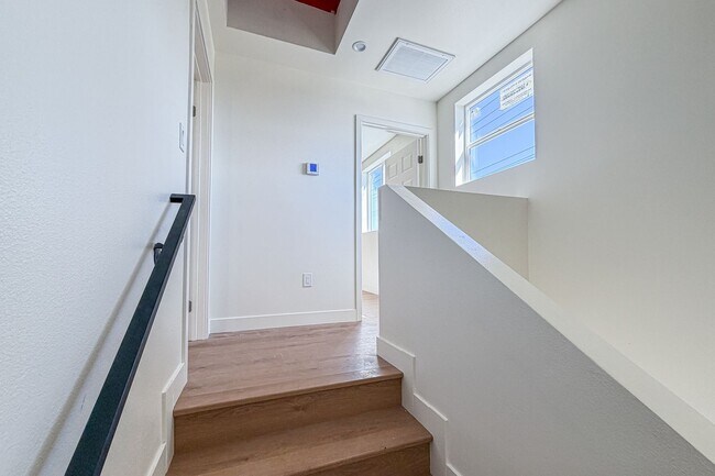 Building Photo - 423 E 31st St