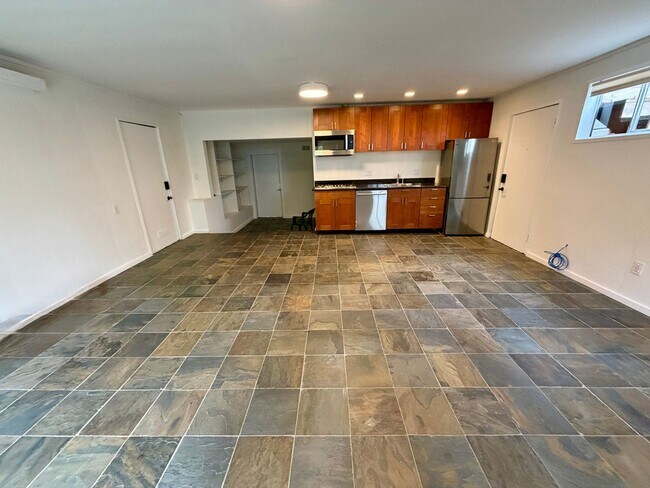 Building Photo - 643 Edna St