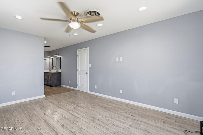 Building Photo - 5713 Creston Ave