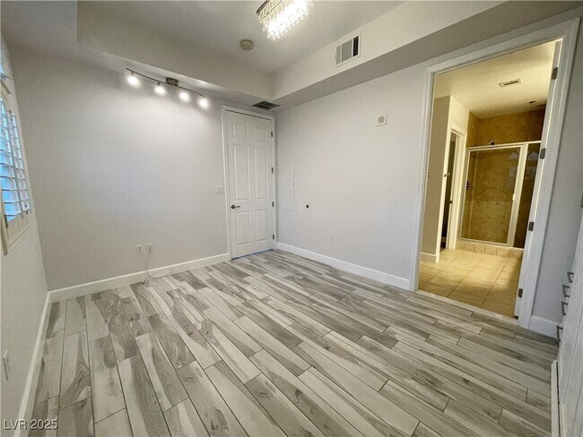 Building Photo - 2405 W Serene Ave