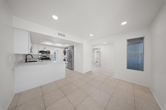 Building Photo - 220 N 22nd Pl
