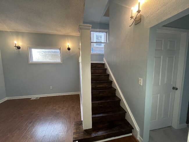 Building Photo - 1402 Armstrong Ave