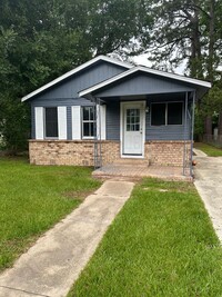 Building Photo - 4-bedroom, 2 bathroom home AVAILABLE NOW!