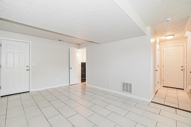 Building Photo - 5727 Sundial Dr