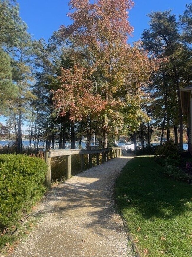 Building Photo - Gorgeous home with boat slip and water views