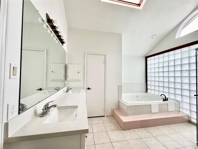 Building Photo - 10119 Reedwood Ln