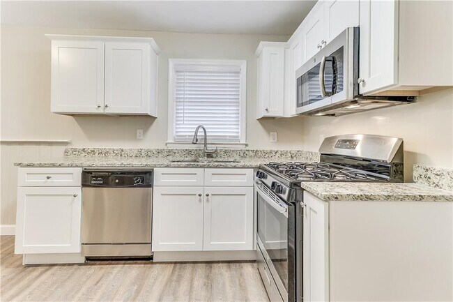 Building Photo - 2407 Baywood Dr SE