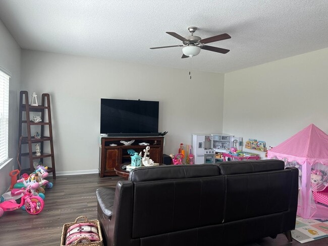 Building Photo - RATE DROP ALERT (was $2,550/month) AND SUM...
