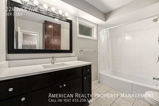 Building Photo - 224 Ives Ave SW