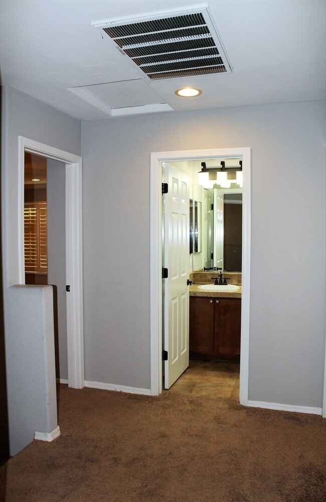 Building Photo - Beautiful 2-Story-3 Bed/2.5 Bath Home