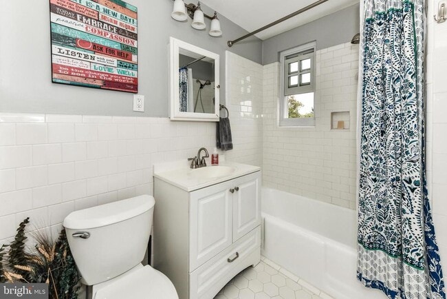 Building Photo - 1808 W Abingdon Dr