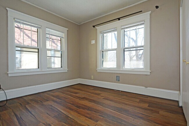 Building Photo - Spacious 2-Bedroom Unit in Minneapolis - Great Location!