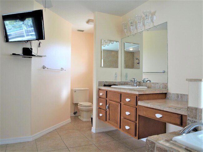 Building Photo - 4566 Serna Ave