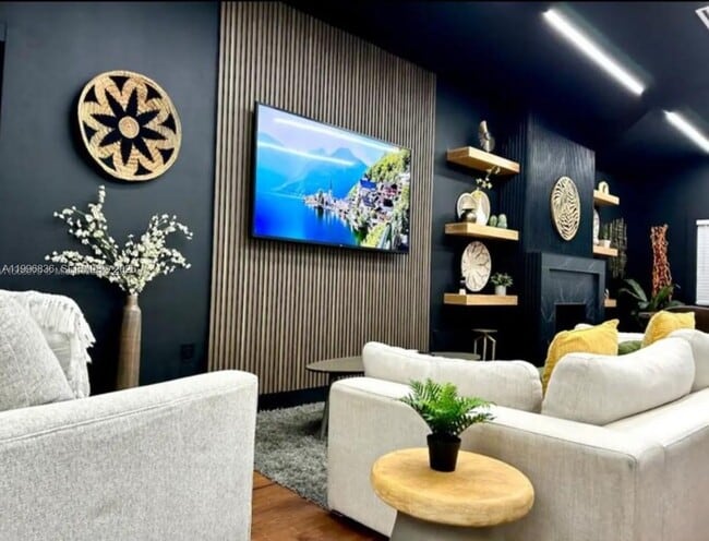 Building Photo - 2612 SW 12th St