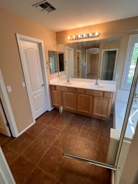 Building Photo - 6631 S Classic Way