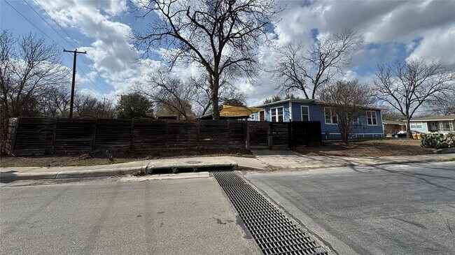 Building Photo - 1402 Mardell St