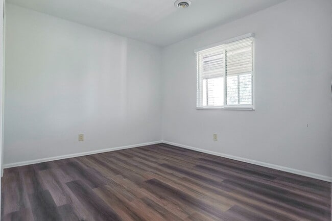 Building Photo - 3 BEd CONDO, NO DEPOSIT AND WATER INCLUDED...