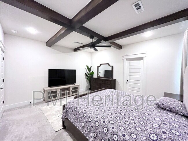 Building Photo - 2061 Larry Ln