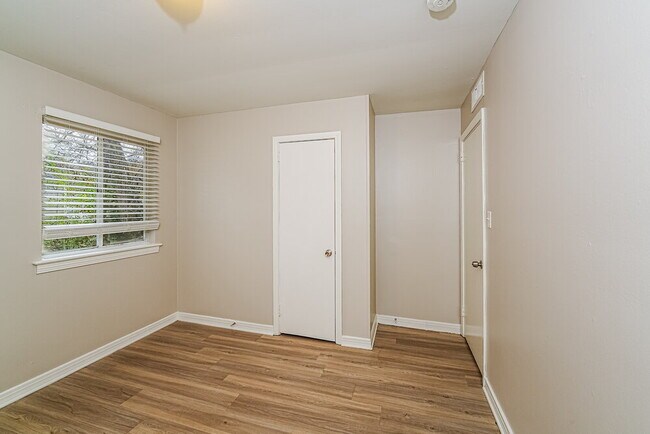 Building Photo - 209 Woodward Dr