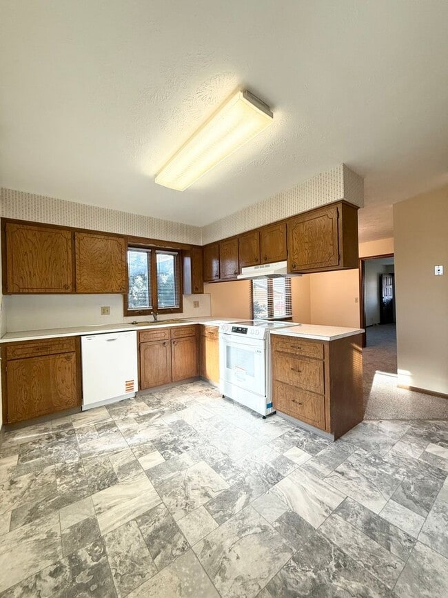 Building Photo - Spacious 3 Bedroom Duplex! Available Now!