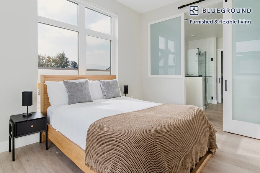 Building Photo - 555 E Evelyn Ave