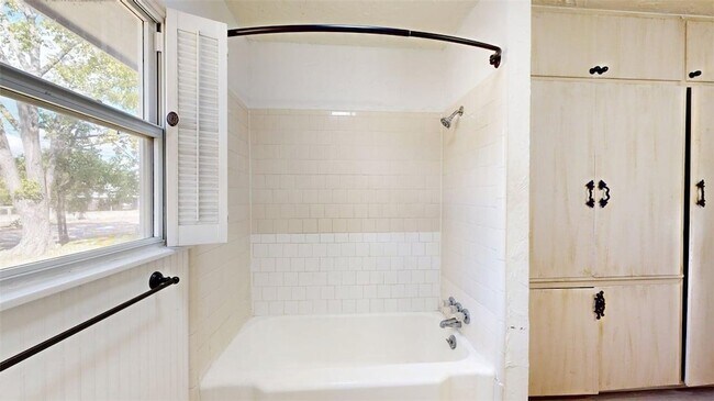 Building Photo - 911 E North Ave