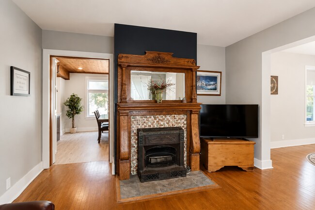 Building Photo - 5 Bed / 2 Bath Home in Portage, WI