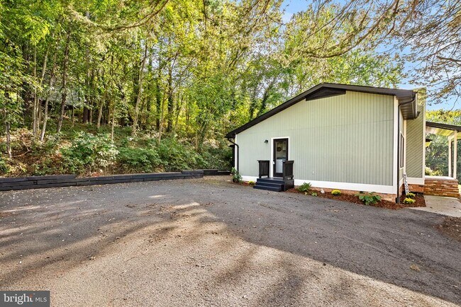 Building Photo - 862 Carrier Dr