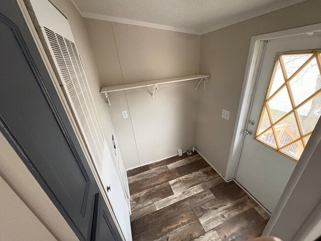 Building Photo - 8905 Beechwood Dr