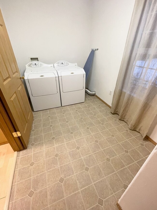 Building Photo - Large 4 bd, 2.5 bath home for rent in Nort...