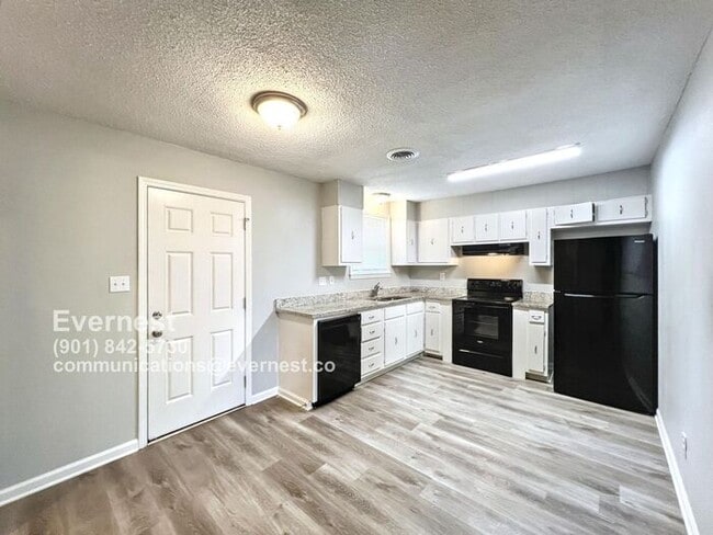 Building Photo - 3210 Briarwood Dr