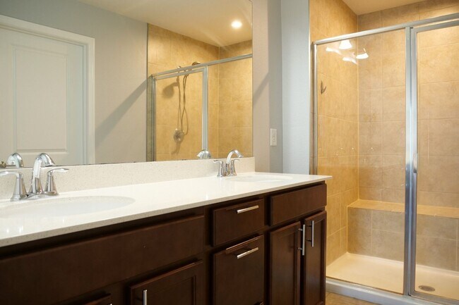 Building Photo - Modern 3-Bedroom Townhome in Gated Communi...