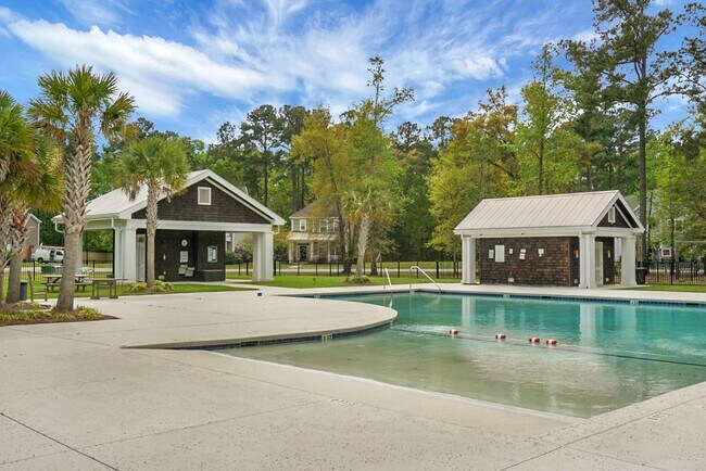 Building Photo - Johns Island 4BR, 2.5 BA Gem: Features Wood Floors, 2-Car Garage, & Community Pool
