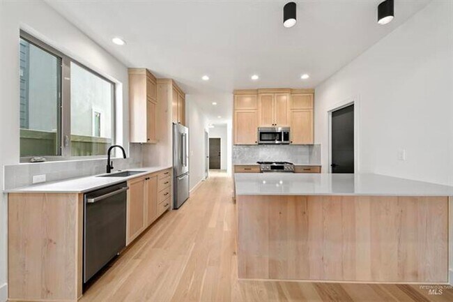 Building Photo - AstoriaTownHome